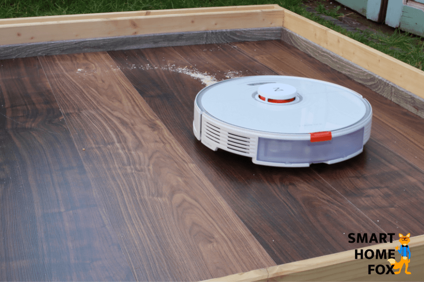 Roborock S7 removes oat flakes from a hard floor in test